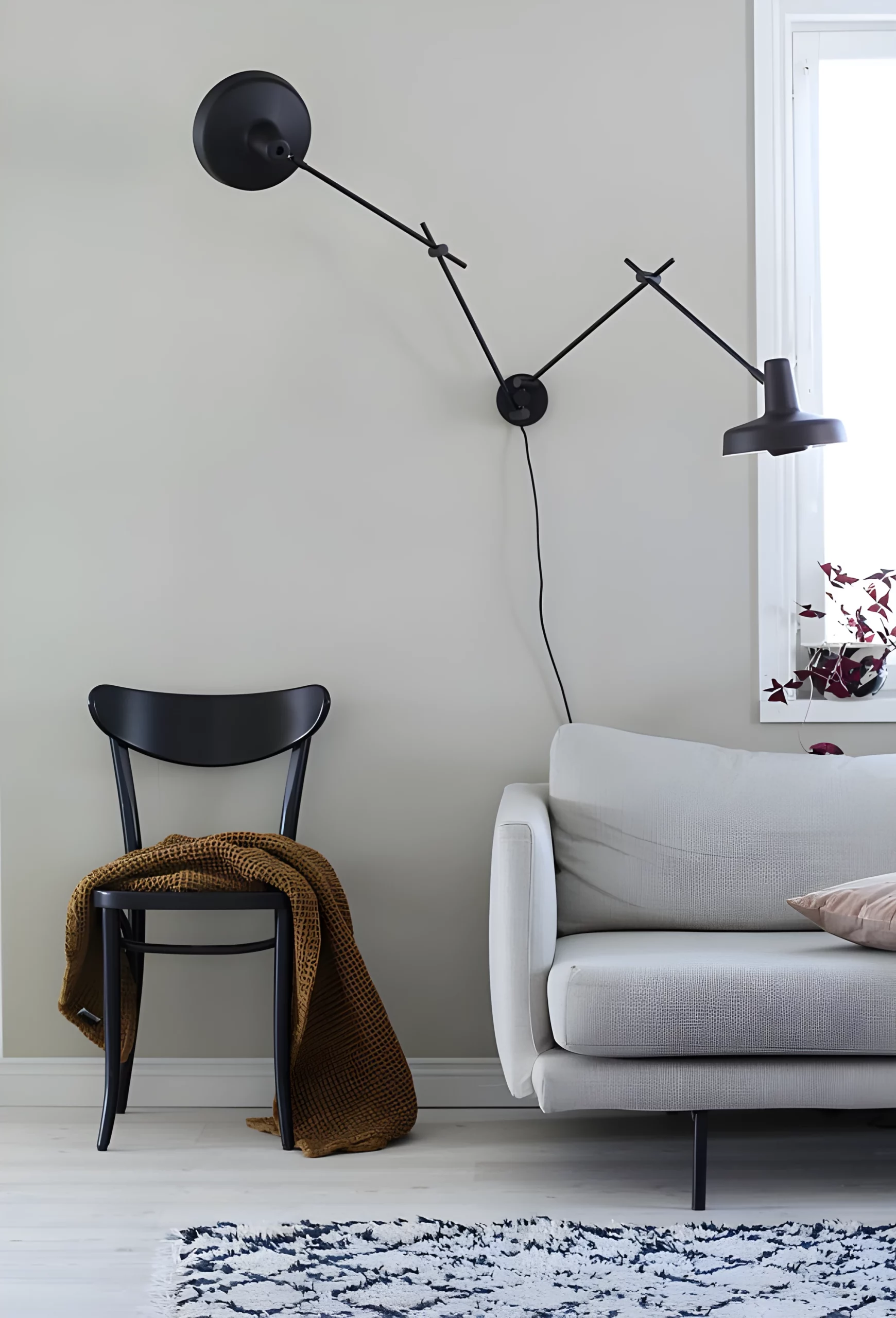 Kinkiet Arigato Double nad sofę w salonie