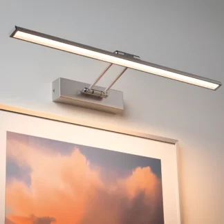Kinkiet Beam Sixty do oświetlenia zdjęć w salonie
