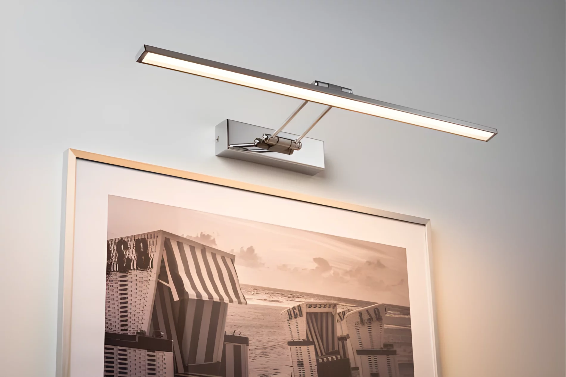 Kinkiet Beam Sixty nad obraz w salonie