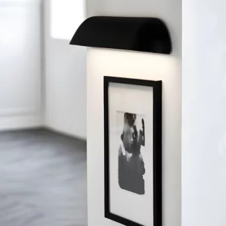 Kinkiet Front 36 nad obraz w salonie