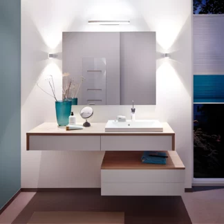 Kinkiet Kuma nad lustro w łazience