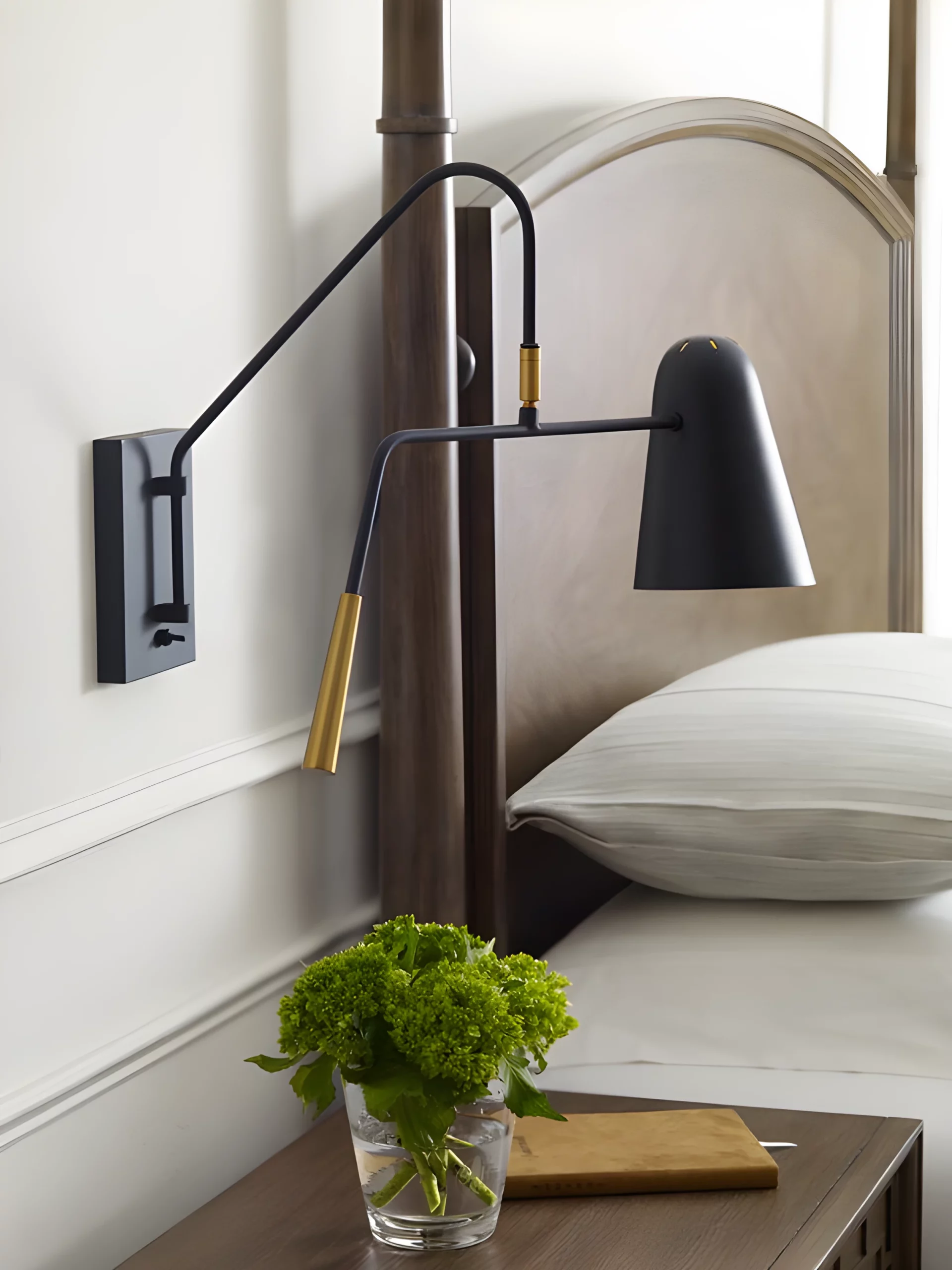 Kinkiet Simone do łóżka w sypialni