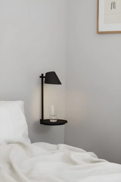 Kinkiet Stay zamiast szafki nocnej w sypialni