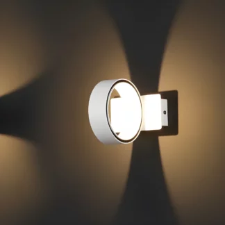 Kinkiet Tokyo nad sofę w salonie