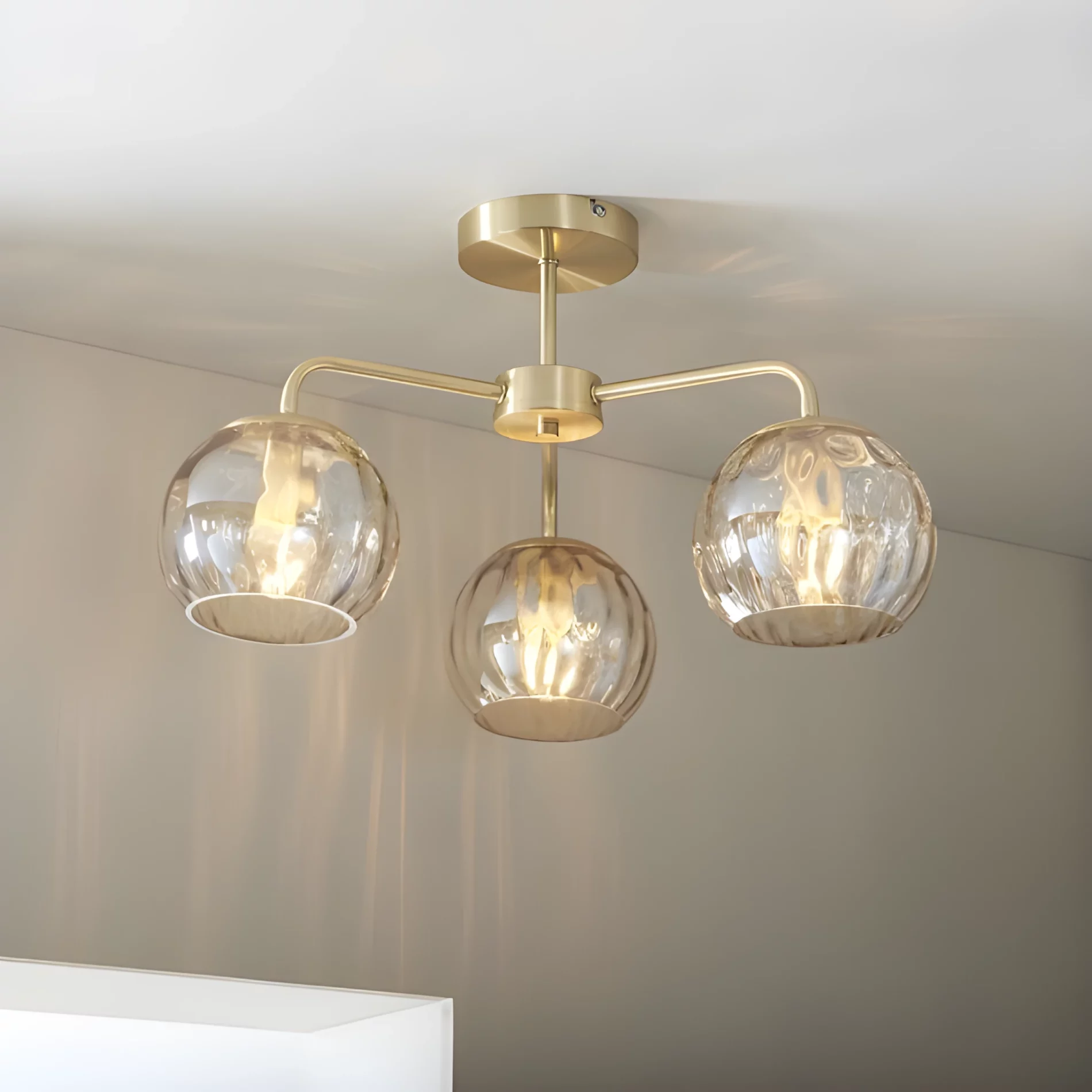 Lampa Dimple nad stolik w salonie