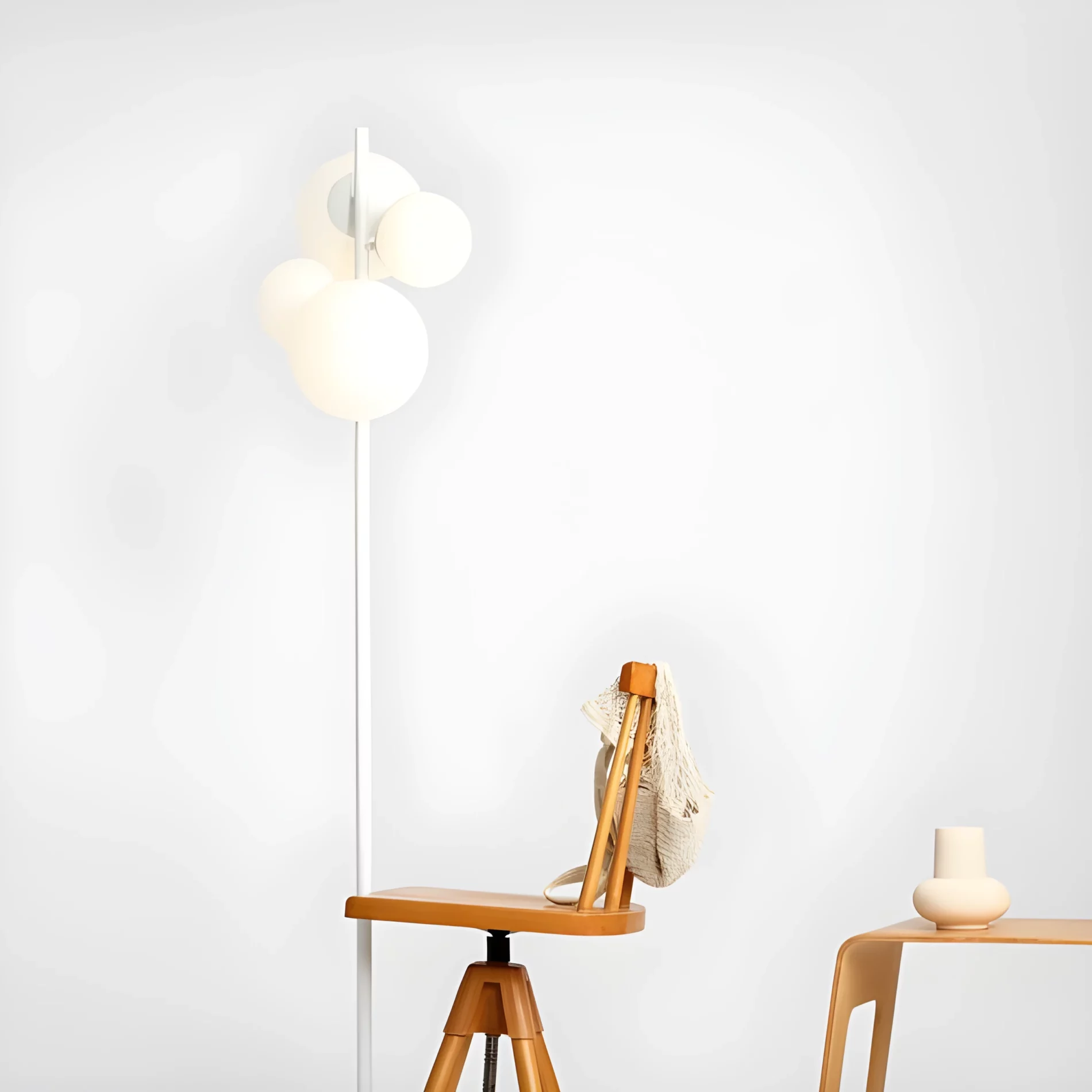 Lampa podłogowa Bloom do pięknej sypialni