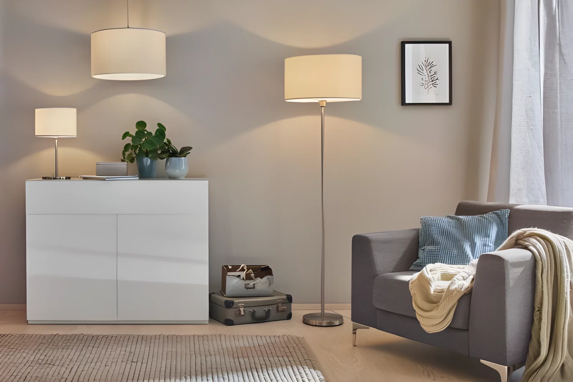 Lampa podłogowa Tessa przy fotelu w salonie