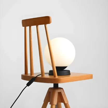 Lampa stołowa Ball do eleganckiego salonu