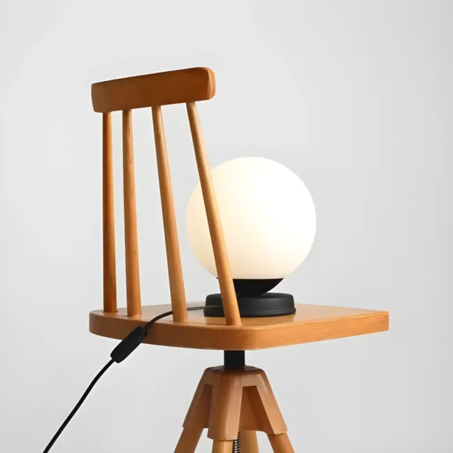 Lampa stołowa Ball do eleganckiego salonu