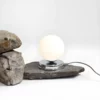 Lampa stołowa Ball na szafkę w sypialni