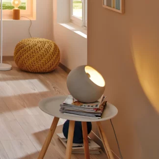 Lampa stołowa Neordic Ingram do stylowego salonu