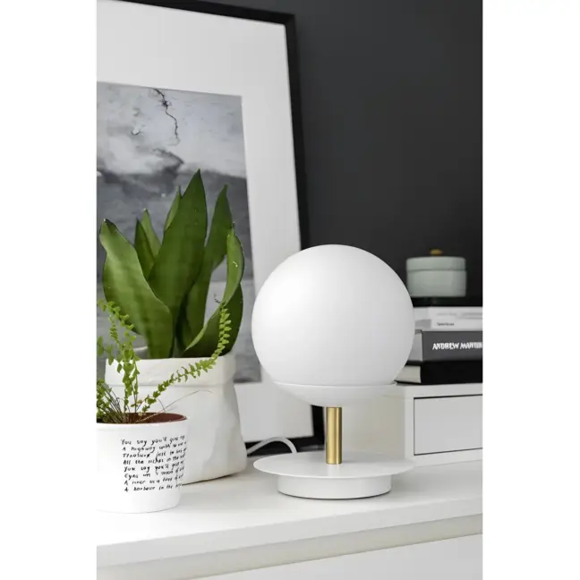 Lampa stołowa Plaat na kominek w salonie