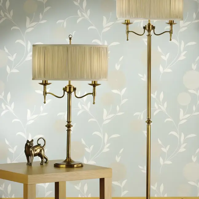 Lampa stołowa Stanford na kominek w salonie