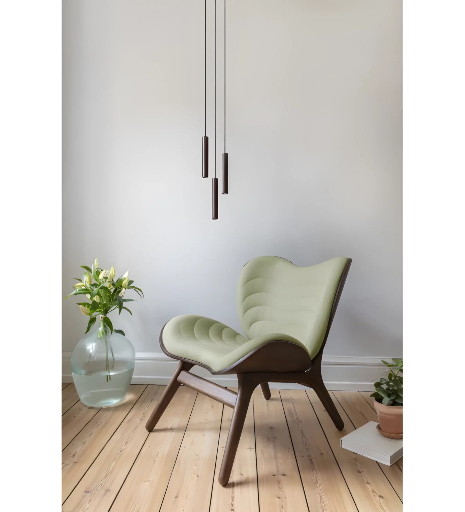 Lampa wisząca Chimes Cluster nad fotel w salonie