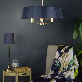 Lampa wisząca Cristin nad fotel w salonie