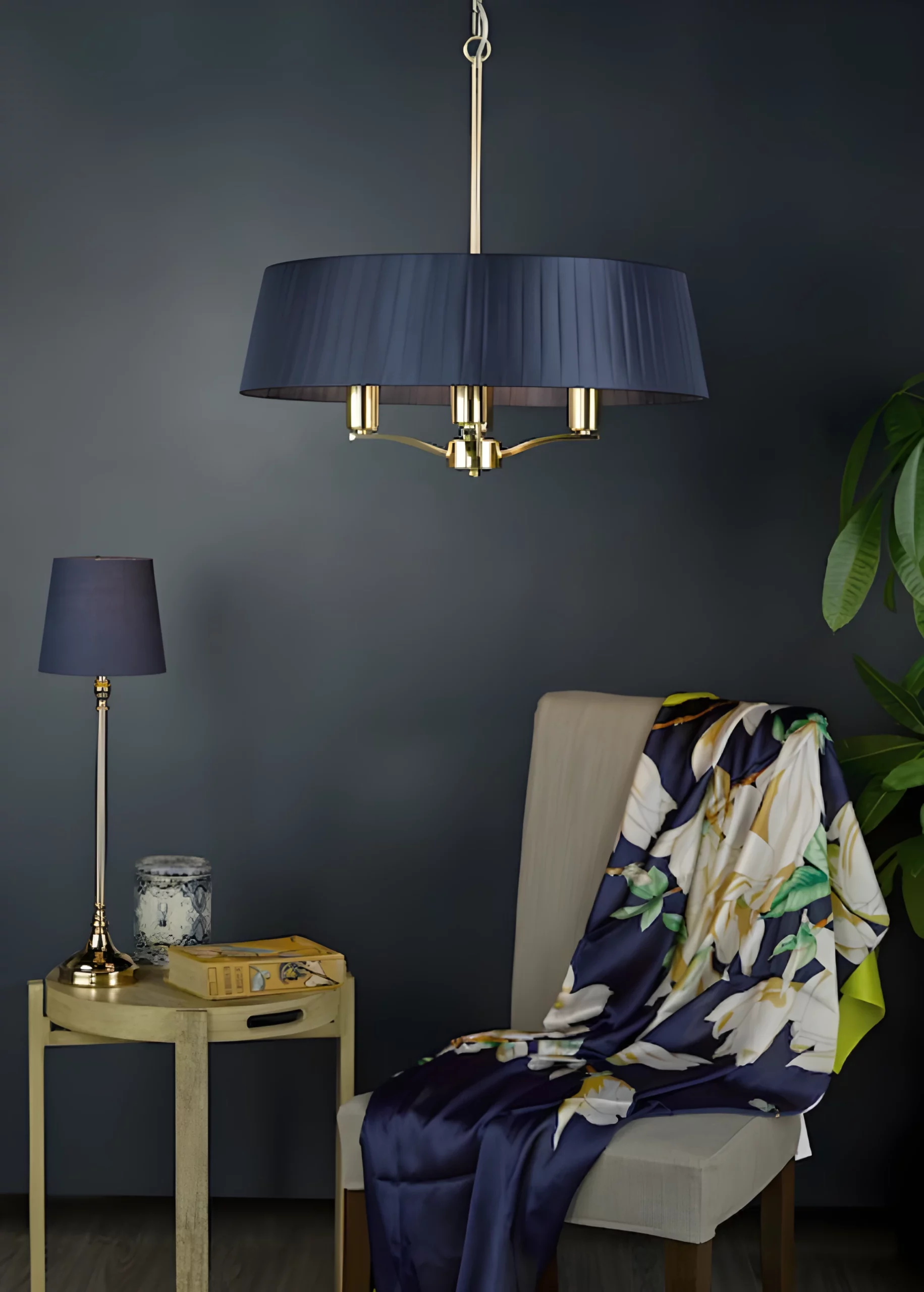 Lampa wisząca Cristin nad fotel w salonie