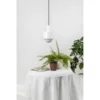 Lampa wisząca Enkel nad stolik kawowy w salonie