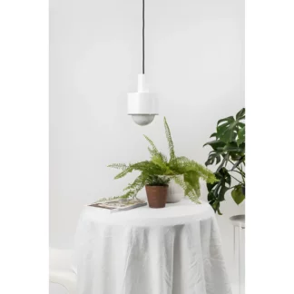 Lampa wisząca Enkel nad stolik kawowy w salonie