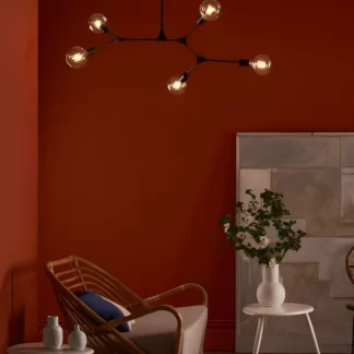 Lampa wisząca Euphemia nad fotel w salonie