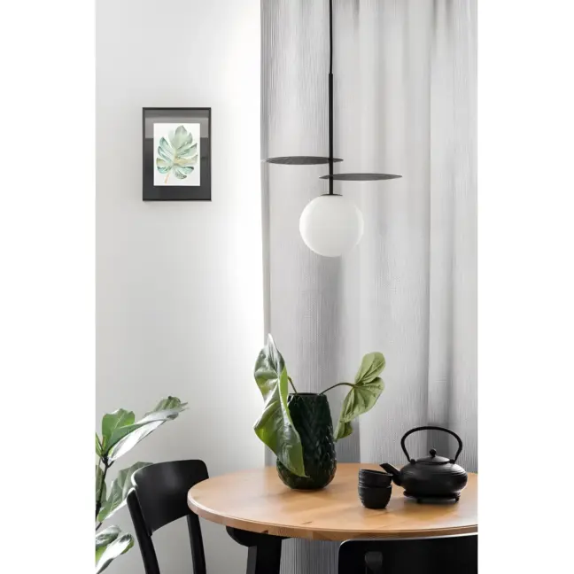 Lampa wisząca Fyllo nad stolik w salonie