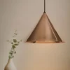 Lampa wisząca Konko Light nad fotel w salonie
