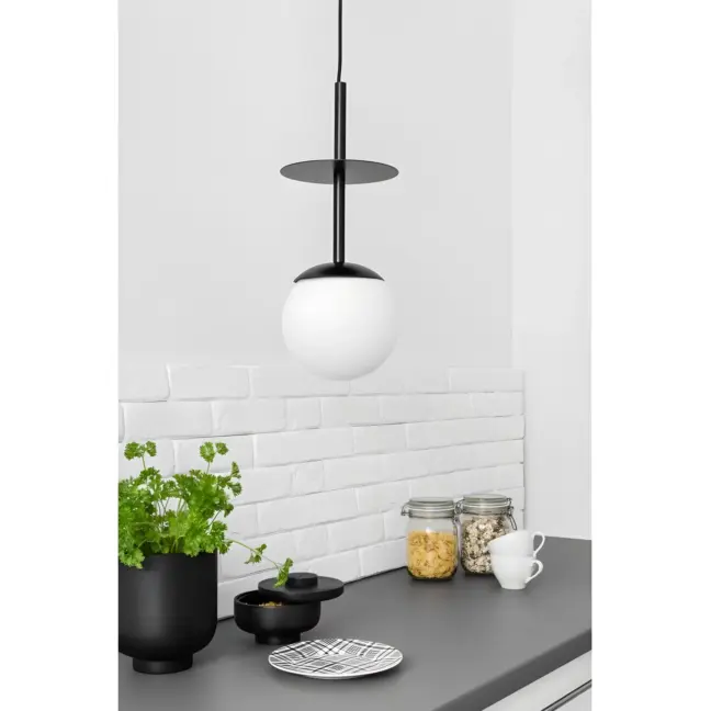 Lampa wisząca Plaat A nad kuchenną wyspę