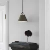 Lampa wisząca Strap 27 nad komodę w sypialni
