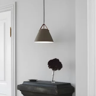 Lampa wisząca Strap 27 nad komodę w sypialni