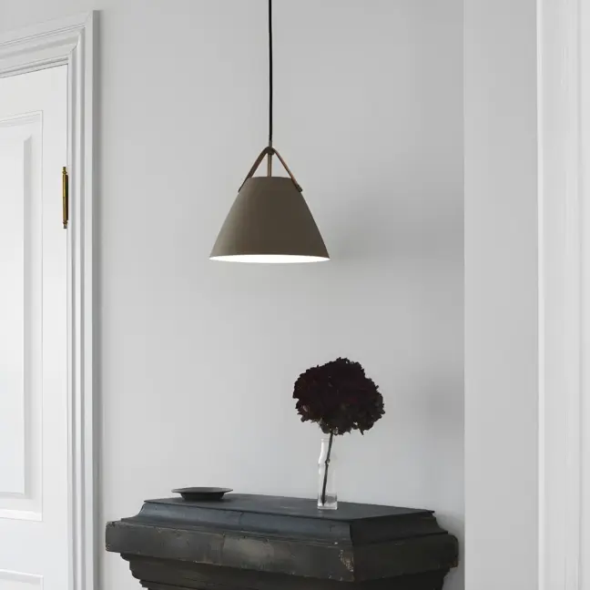 Lampa wisząca Strap 27 nad komodę w sypialni