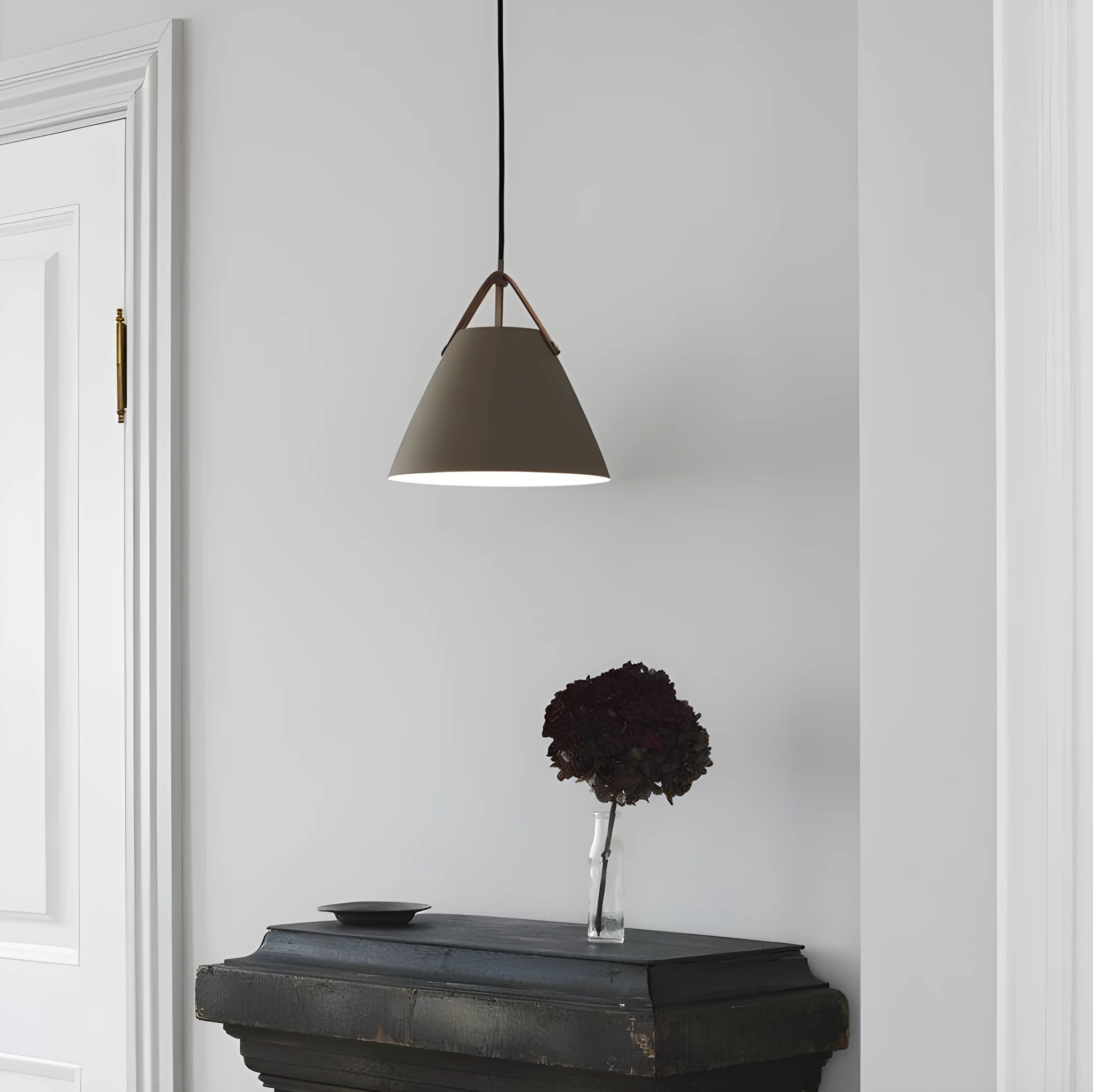 Lampa wisząca Strap 27 nad komodę w sypialni