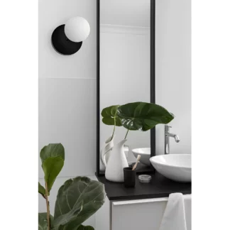 Kinkiet Refa jako doświetlenie lustra w łazience