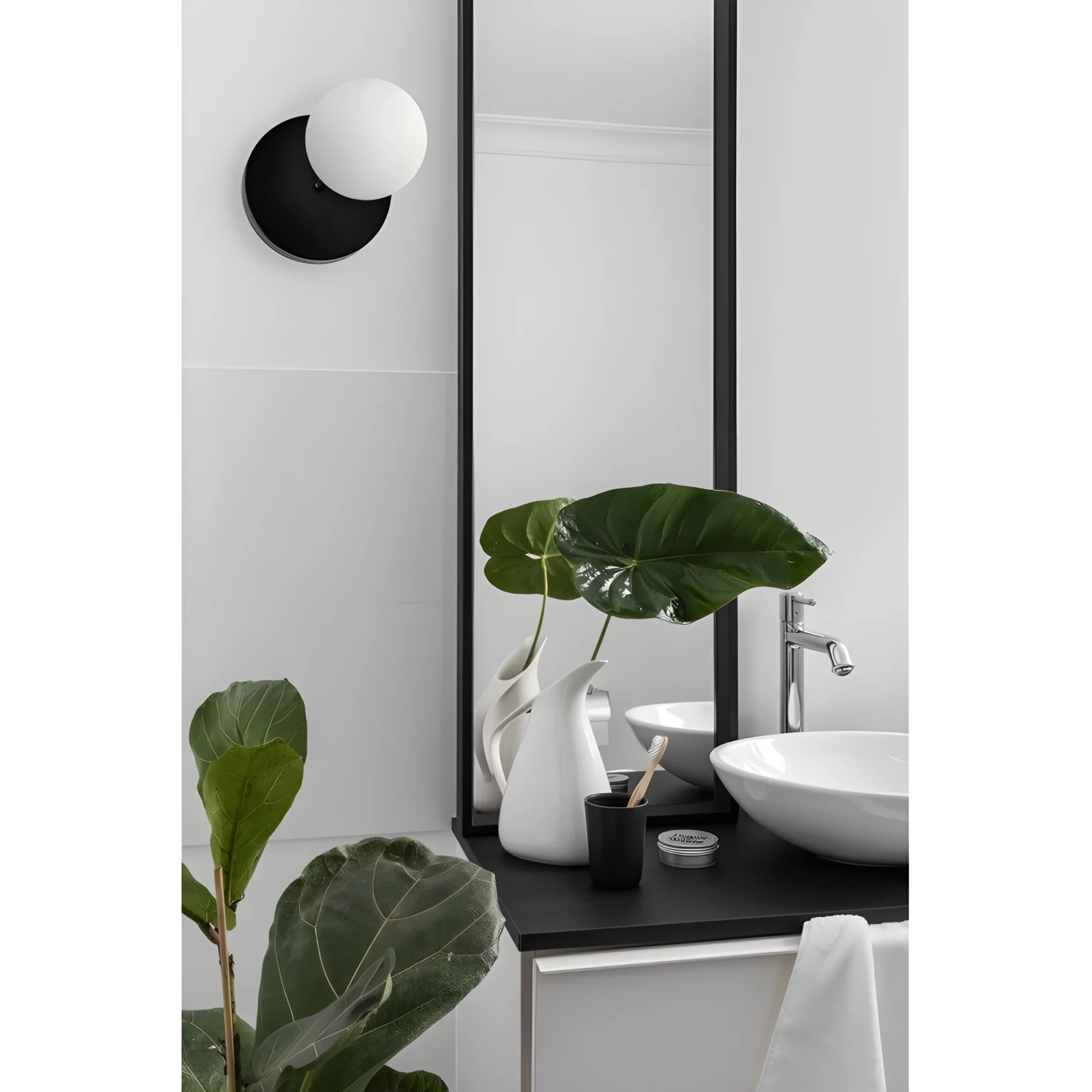 Kinkiet Refa jako doświetlenie lustra w łazience