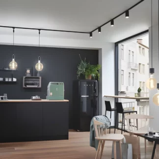 Sufitowy spot Tube nad nowoczesny aneks kuchenny