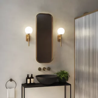 Kinkiet Tacoma Grande przy lustrze w łazience