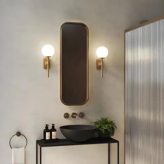 Kinkiet Tacoma Grande przy lustrze w łazience