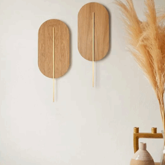 Kinkiet ścienny Rokke z drewna z eleganckim złotym akcentem