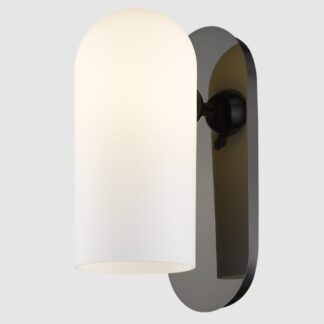 Kinkiet Seoul z mlecznym kloszem i czarną chromowaną podstawą