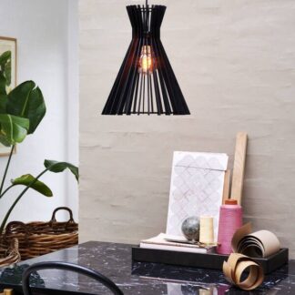 Czarna lampa wisząca Nordlux Groa z ażurowym, drewnianym kloszem E27 60W IP20