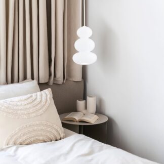 Lampa wisząca Orlando w stylu japandi z trzema białymi kulami GU10