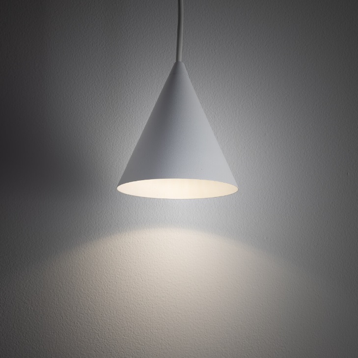 Biała lampa wisząca Zenith XS w minimalistycznym stylu z regulacją wysokości