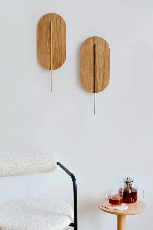 Kinkiet ścienny Rokke z drewna dębowego z czarnym akcentem