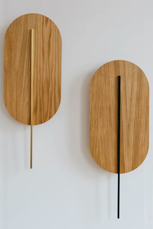 Kinkiet ścienny Rokke z drewna dębowego z czarnym akcentem