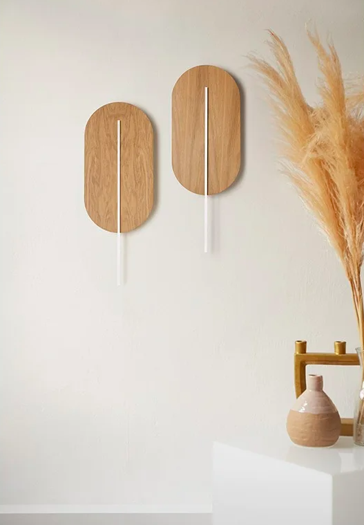 Kinkiet ścienny Rokke z drewna w stylu boho z białą listwą LED