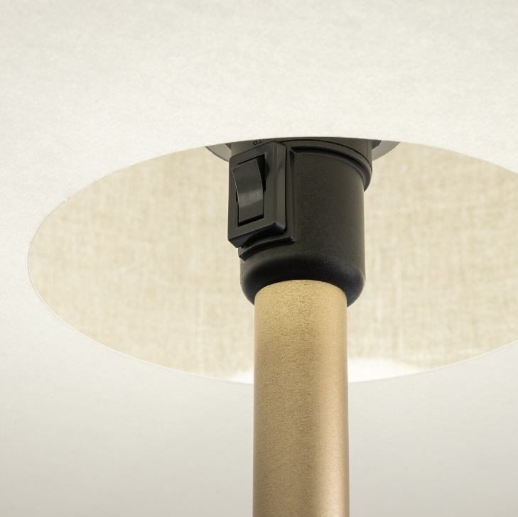 Lampa podłogowa Santana beżowa ze złotą podstawą – E27, 200 cm przewód