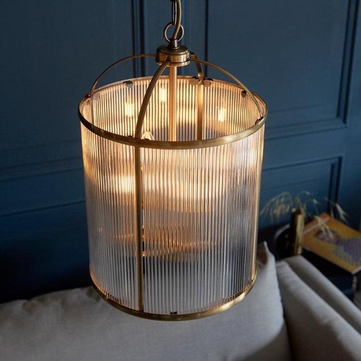 Lampa wisząca Lambeth w kolorze mosiądzu z żebrowanym szkłem