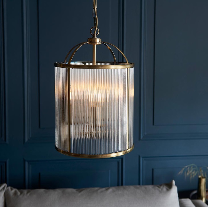Lampa wisząca Lambeth w kolorze mosiądzu z żebrowanym szkłem