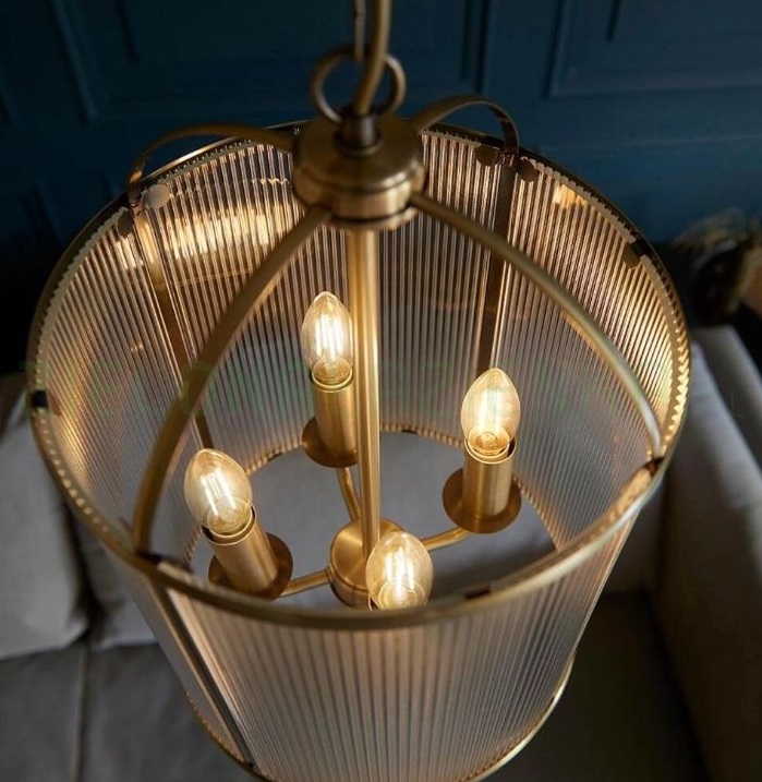 Lampa wisząca Lambeth w kolorze mosiądzu z żebrowanym szkłem