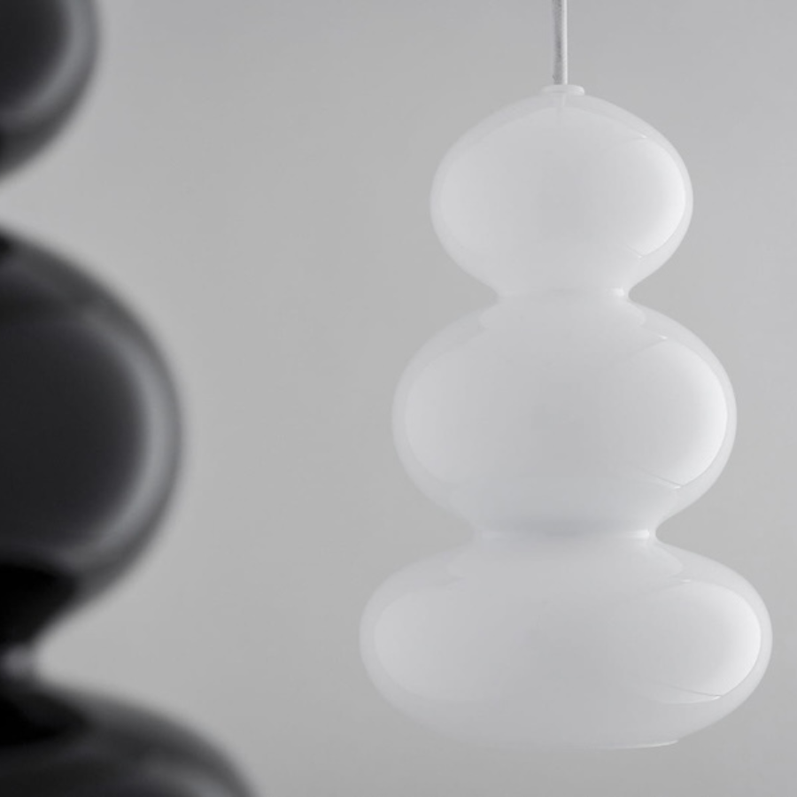 Lampa wisząca Orlando w stylu japandi z trzema białymi kulami GU10