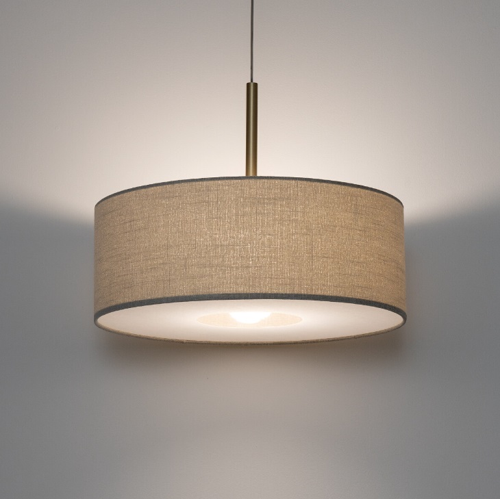 Lampa wisząca Santana M beżowa 50 cm z tkaniny i złotym detalem