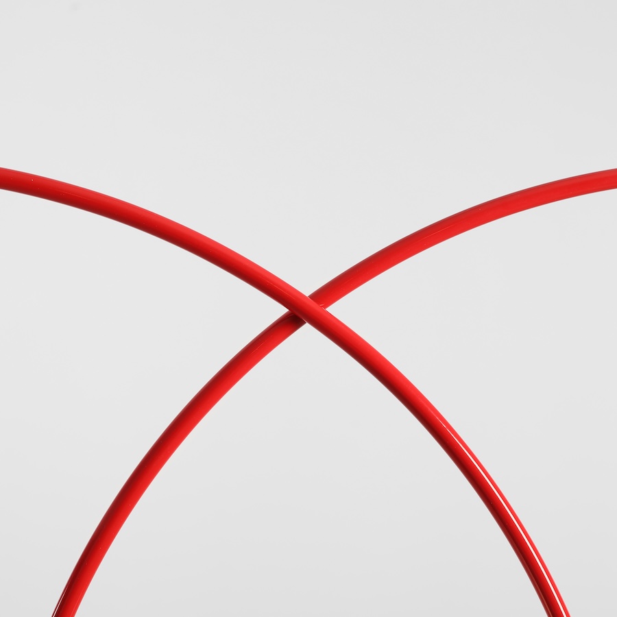 Lampa wisząca Una 4 L Red Chilli – nowoczesna czerwona z mlecznymi kloszami